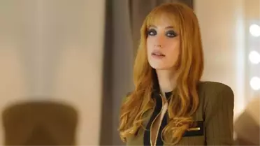 Hazal Kaya şeklini değiştirdi!