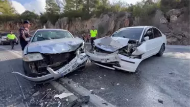 Antalya'da iki otomobilin çarpıştığı kazada 6 kişi yaralandı