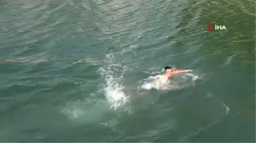 Sıcaktan bunalan vatandaşın kanalda tehlikeli eğlencesi kamerada