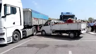 Samsun'da emniyet şeridinde tıra çarpan kamyonetteki 2 kişi yaralandı