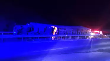 Bariyerlere çarpan tır devrildi: 2 yaralı