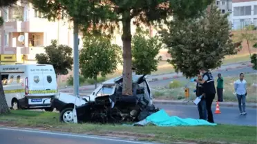 Kahramanmaraş'ta korkunç trafik kazası! Ortadan ikiye ayrılan aracın içinde can veren eşini kaybeden kadının feryadı yürek dağladı