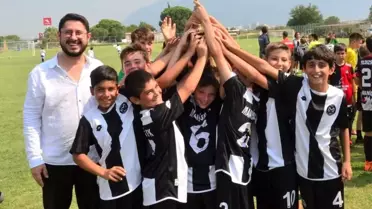 Geleceğin futbolcuları Zafer Kupası'nda ter döktü