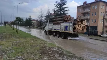 Kütahya'da sağanak; yollar göle döndü, iş yerlerini su bastı