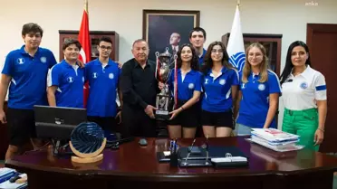 Seyhan Belediyesi'nin Satranç Takımı Başkan Akay'ı Ziyaret Etti