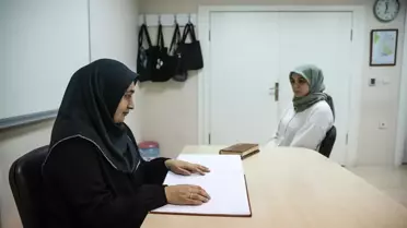 Görme engelli din görevlisi, gören öğrencilere hafızlık eğitimi veriyor