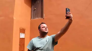 Karadeniz fıkrası gibi! Giriş kapısının 3 metre yüksekte olduğu evi gören telefona sarılıyor