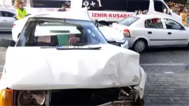 İzmir'de 3 aracın karıştığı kazada 1'i ağır 3 kişi yaralandı