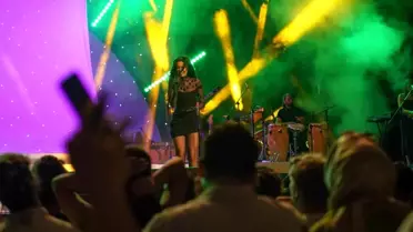 Melike Şahin'in, Harbiye Açıkhava Konserine Ünlü Ağını!