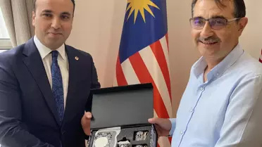 Enerji ve Tabii Kaynaklar Bakanı Dönmez, YEE'nin Malezya'daki merkezini ziyaret etti