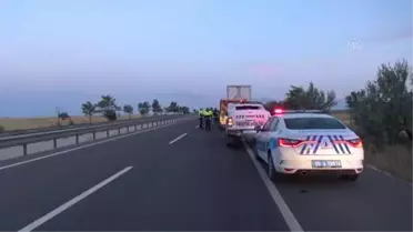 Konya'da kamyona arkadan çarpan otomobildeki 1 kişi öldü, 3 kişi yaralandı