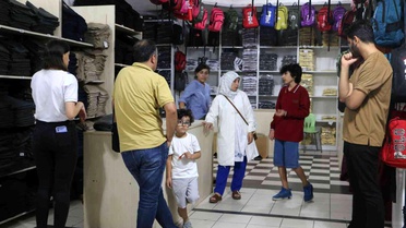 Okulların açılmasına günler kala üniformalar raflarda yerini aldı