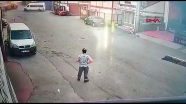 İSTANBUL-(Ek bilgi ve görüntülerle) ÜMRANİYE'DE MİNİBÜSÜN ÇARPTIĞI KAMYONET TAKLA ATTI