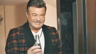 Türk sinemasının efsane oyuncusu Nuri Alço, yavru ayıya gazoz içirdi!