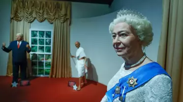 Kraliçe 2. Elizabeth'in Antalya'daki bal mumu heykeli çiçeklerle donatıldı