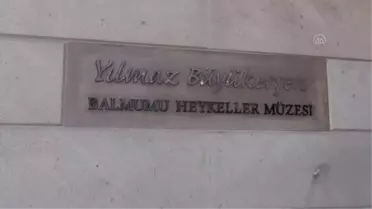 Kraliçe 2. Elizabeth'in Eskişehir'deki bal mumu heykeline ziyaretçi ilgisi