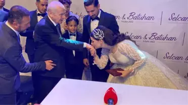 Bahçeli, nikah şahidi olarak katıldığı düğünde geline altın bilezik taktı