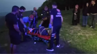 Ağaçta mahsur kalan paraşütçü yaralı olarak kurtarıldı