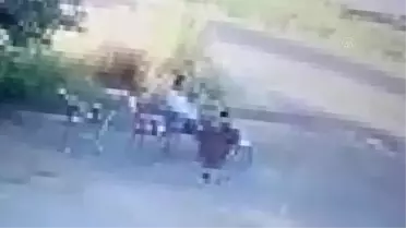 Şanlıurfa'da otomobille çarptıkları kişiyi sopayla darbettiler