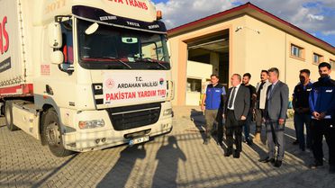 Ardahan'dan selden etkilenen Pakistan'a yardım tırı gönderildi