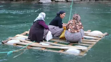 İlkel salla Zap Deresi'ni geçip, keçilerini sağıyorlar