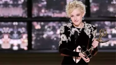 Emmy Ödül Töreni'nde Julia Garner fırtınası! Göbek dekolteli elbisesiyle geceye damga vurdu