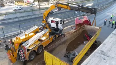 Kadıköy'de çevre yoluna düşen hafriyat yüklü TIR 8 saat sonra kaldırıldı