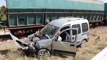 Yük treni hemzemin geçitte arızalanan aracı biçti! Sürücünün burnu bile kanamadı