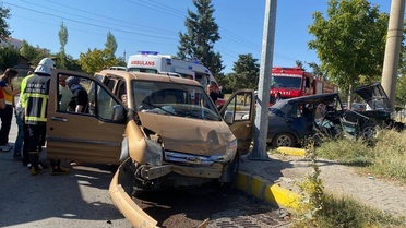 Isparta'da iki otomobilin çarpıştığı kazada 6 kişi yaralandı
