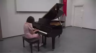 Müzikle hayata bağlanan genç kız kanseri yenerek EKPSS'de birinci oldu
