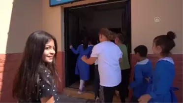 Aksaray Valisi Hamza Aydoğdu, köy okulunun duvarını boyadı