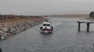 VAN GÖLÜ'NDEKİ ADIR ADASI'NDA YILDIRIM DÜŞMESİ SONUCU YANGIN ÇIKTI