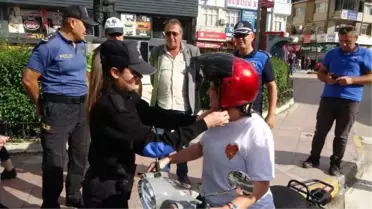 Son dakika haber... POLİS, CEZA KESMEK YERİNE KASK DAĞITTI