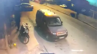 Manisa'da motosiklet yayaya çarptı, 2 kişi yaralandı