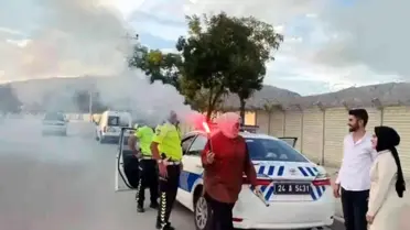 Polis denetiminde romantik anlar! Nişanlısını şaşırtmak isteyen genç megafonla evlenme teklifi etti