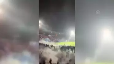 Endonezya'da futbol maçında çıkan izdihamda 129 kişi öldü