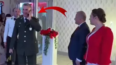 30 Ağustos resepsiyonunda telefonla konuşurken Vali'yi umursamadan geçen albay il dışına gönderildi