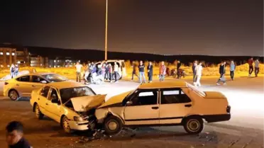 GAZİANTEP'TE 2 OTOMOBİL KAFA KAFAYA ÇARPIŞTI 2'Sİ AĞIR 10 YARALI