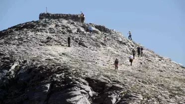 Sarıkız tepesi turistlerin ilgisini çekiyor