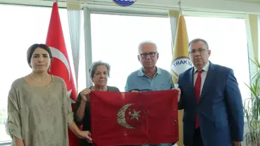 Mübadelede babasının Türkiye'ye dönerken kayığına astığı asırlık Türk bayrağını müzeye bağışladı