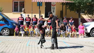 Muğla'da jandarma ekipleri arama kurtarma köpeğiyle öğrencilere gösteri yaptı