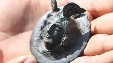 PERRE ANTİK KENTİ'NDE 1800 YILLIK BRONZ MADALYA BULUNDU