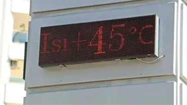 Geçtiğimiz hafta termometrelerin 45 dereceyi gösterdiği Antalya'da bugün kar yağdı