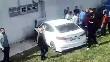 AVCILAR'DA OTOMOBİL ŞARAMPOLE YUVARLANIP DUVARA ÇARPTI 2 YARALI