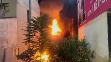 Kadıköy'de bir binada meydana gelen patlamanın ardından çıkan yangın söndürüldü