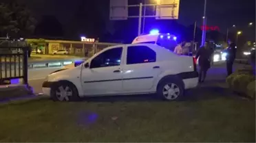 BURSA'DA REFÜJE ÇIKAN OTOMOBİL BARİYERLERE ÇARPARAK DURDU