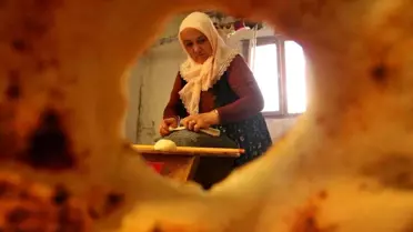 Tezek ateşinde pişen bu ekmek bayatlamadan 1 yıl tüketilebiliyor