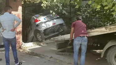 Sultangazi'de kontrolden çıkan otomobil bir binanın bahçesine düştü