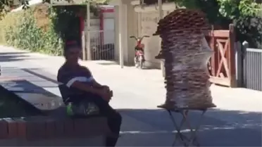 Fırsatçı simitçi 7,5 liraya yerli halka sattığı simidi turiste 20 liradan veriyor