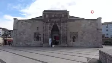8 asırlık medresede yeniden ders başı yaptılar